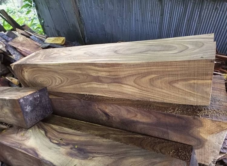 Sheesham wood planks stacked neatly, displaying rich grain patterns and warm tones, ideal for crafting high-quality furniture and décor.