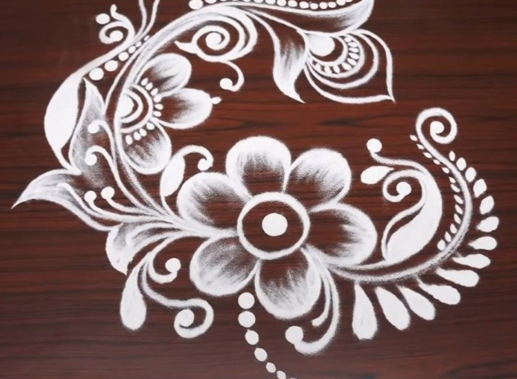 Freehand rangoli design showcasing creative, fluid patterns with vibrant colors, allowing for artistic expression and festive charm.