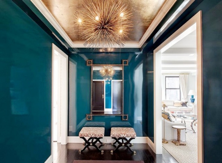 Metallic hallway wallpaper on the ceiling